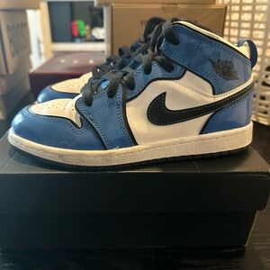 (YOUTH) Air Jordan 1 Mid SE PS 'Signal Blue'